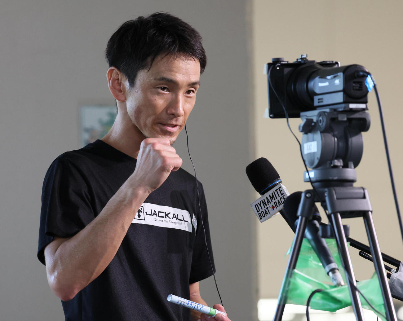 徳山3日目　7Rを制し中継カメラにガッツポーズする馬場貴也（撮影・宮崎幸一)