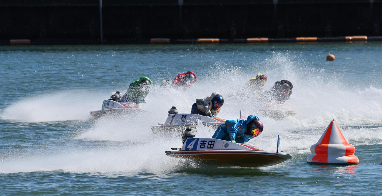 徳山3日目　10R1周目2Mを先頭で回る吉田拡郎（撮影・宮崎幸一)