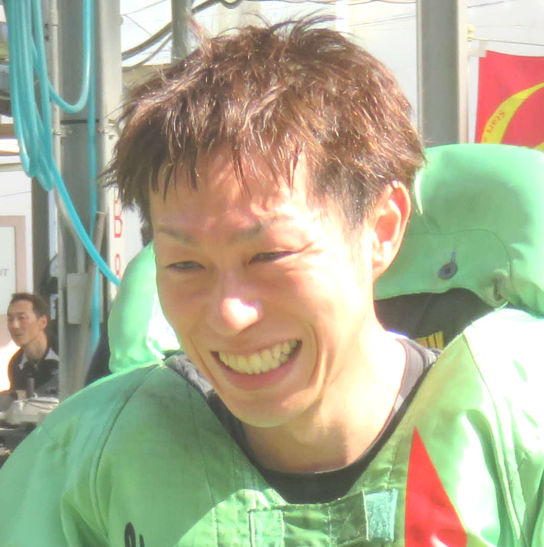 1着勝負を決め照れ笑いする西村拓也