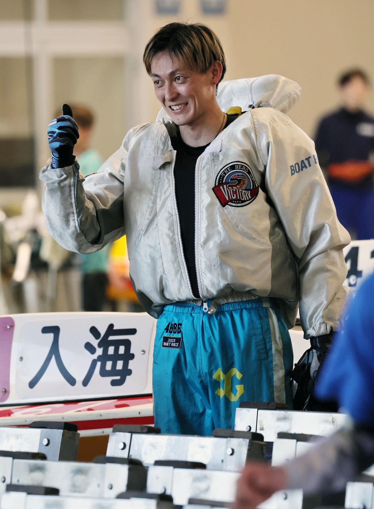徳山4日目　1Rを制してサムズアップする入海馨（撮影・宮崎幸一)