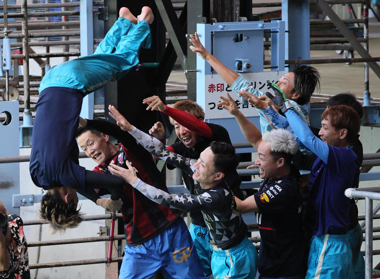 徳山4日目　1Rを制して水神祭を行った入海馨（撮影・宮崎幸一)
