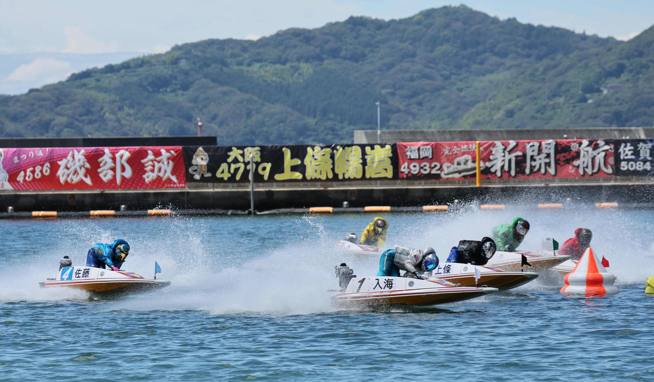 徳山4日目　1R1周目2Mを先頭で回る入海馨（撮影・宮崎幸一)