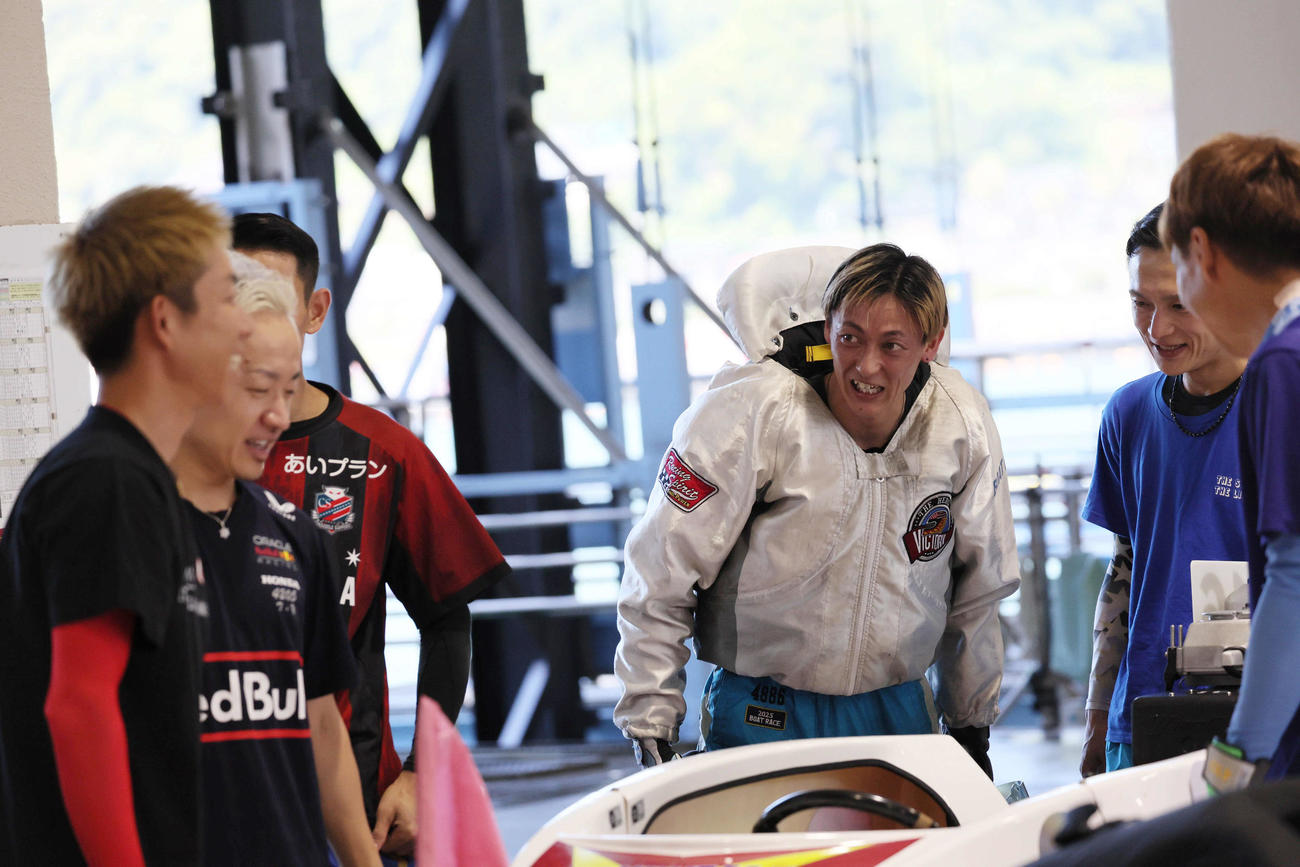 徳山4日目　1Rを制して祝福を受ける入海馨（中央）（撮影・宮崎幸一)