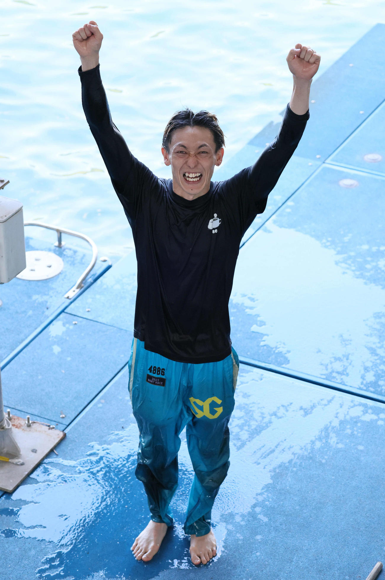 徳山4日目　1Rを制して水神祭を行った入海馨（撮影・宮崎幸一)