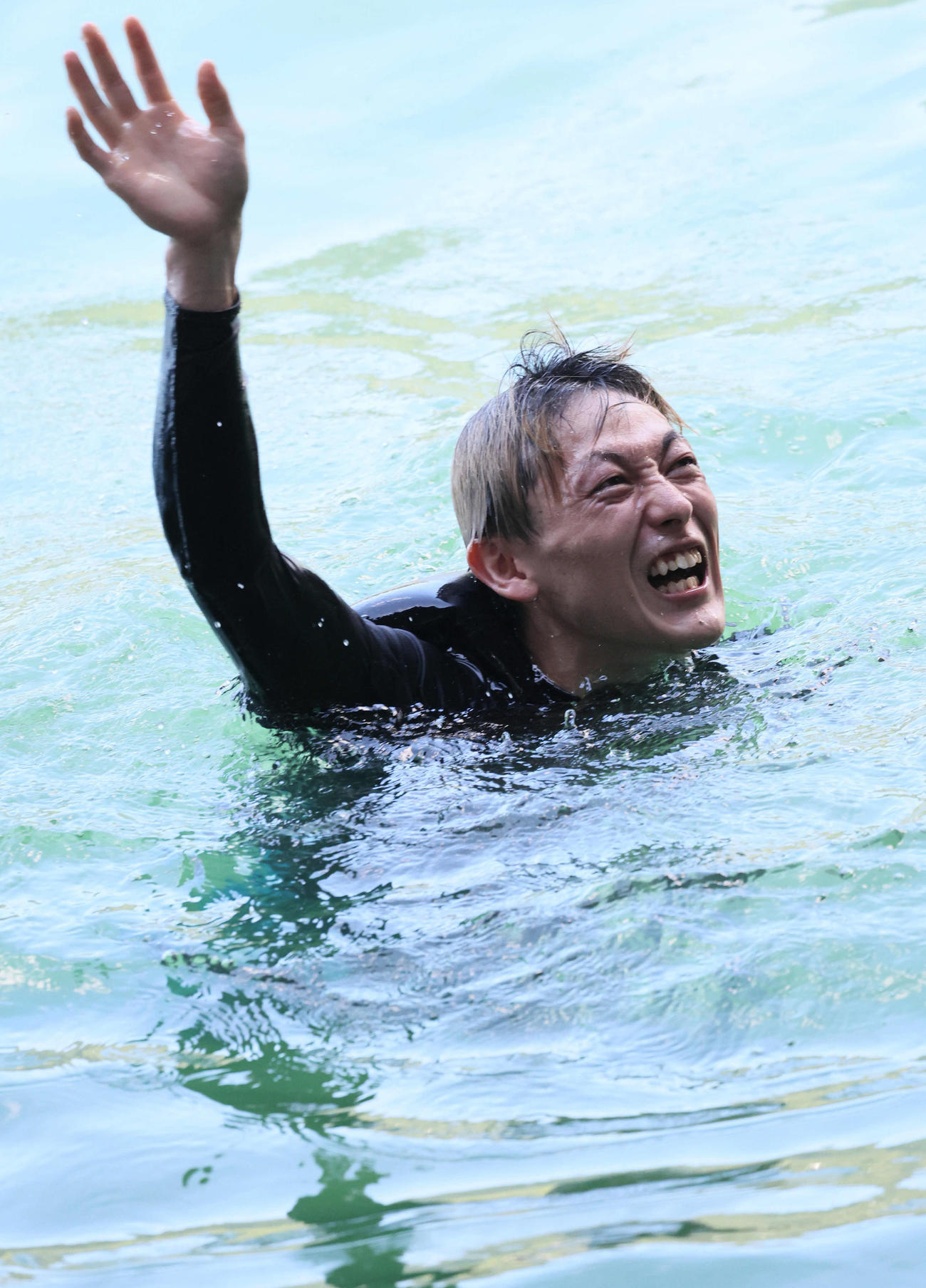 徳山4日目　1Rを制して水神祭を行った入海馨（撮影・宮崎幸一)