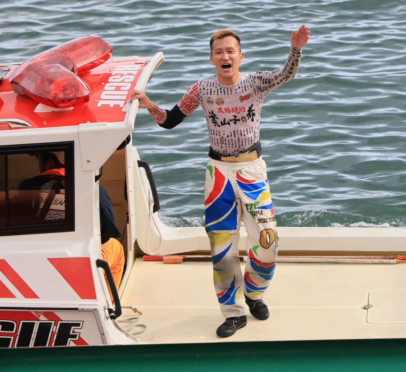 ウイニングランする西山貴浩（撮影・宮崎幸一)
