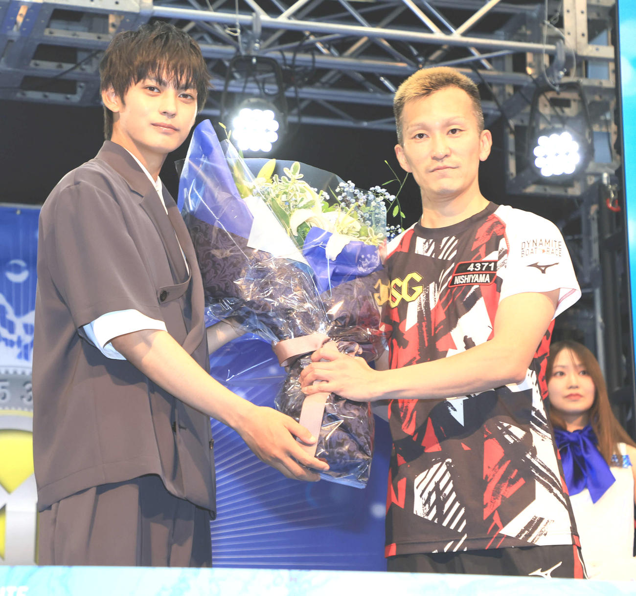 SG初制覇を飾った西山貴浩は、神尾楓珠（左）から花束を受け取る