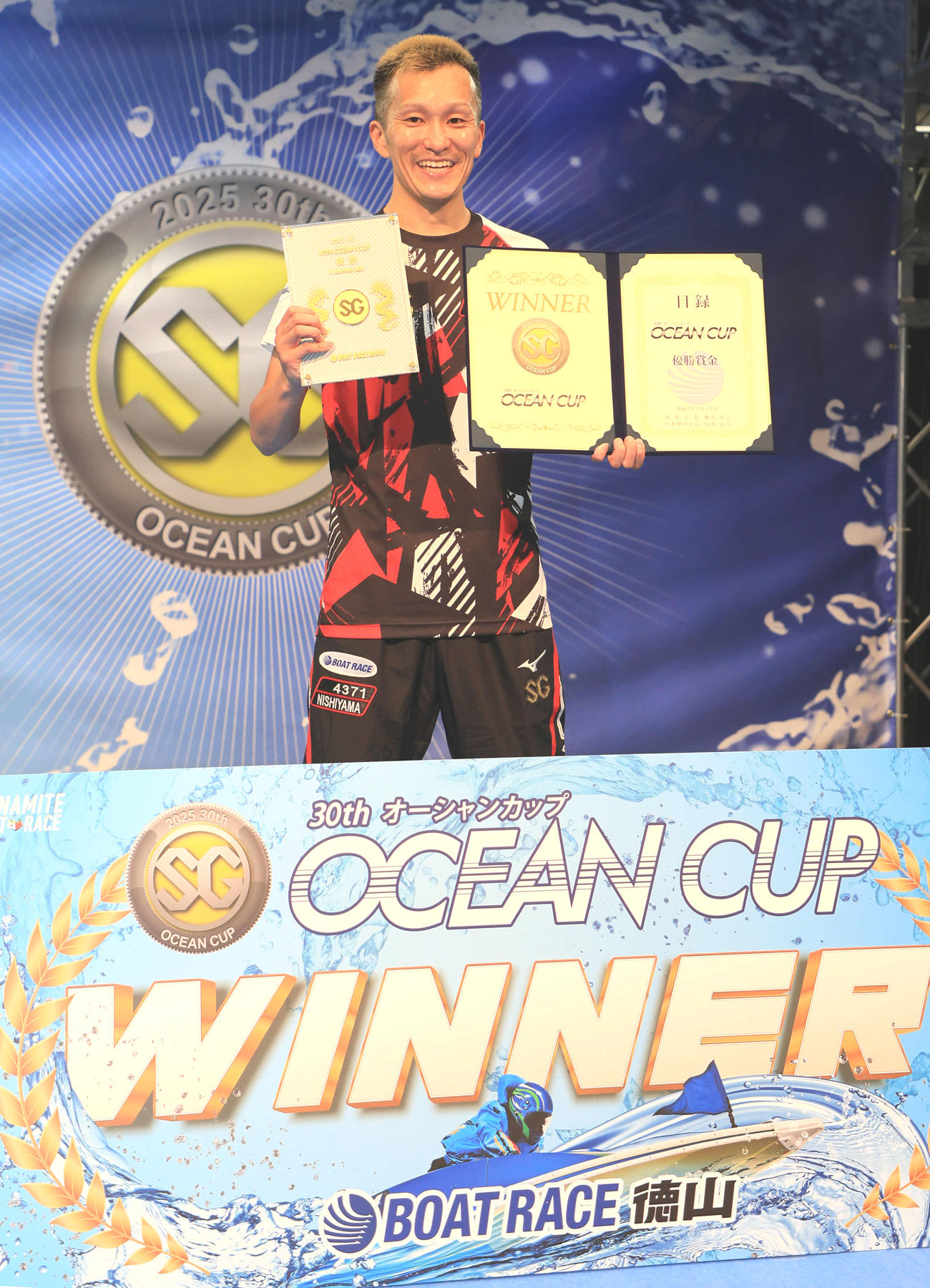 SG初制覇を飾った西山貴浩は金メダル（左）と賞金目録を手に笑顔