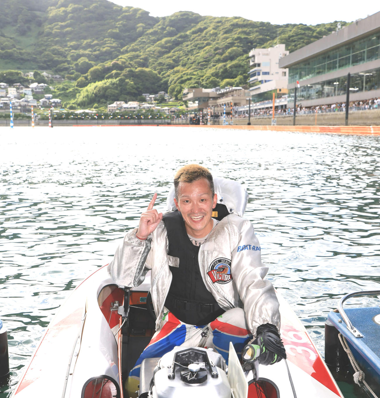 SG初制覇を飾った西山貴浩は水面とスタンドをバックに「トゥース！」
