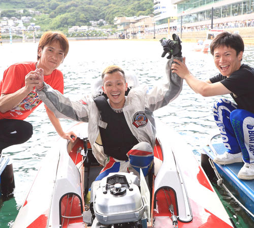 SG初制覇の西山貴浩（中央）は海野康志郎（左）と仲谷颯仁の祝福を受ける