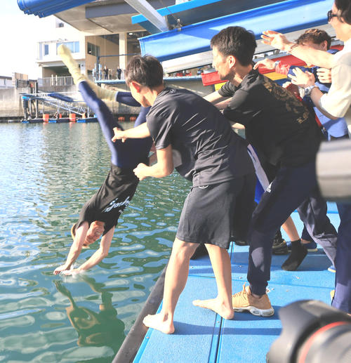 SG初制覇を飾った西山貴浩（左）は仲間から水神祭の祝福を受ける
