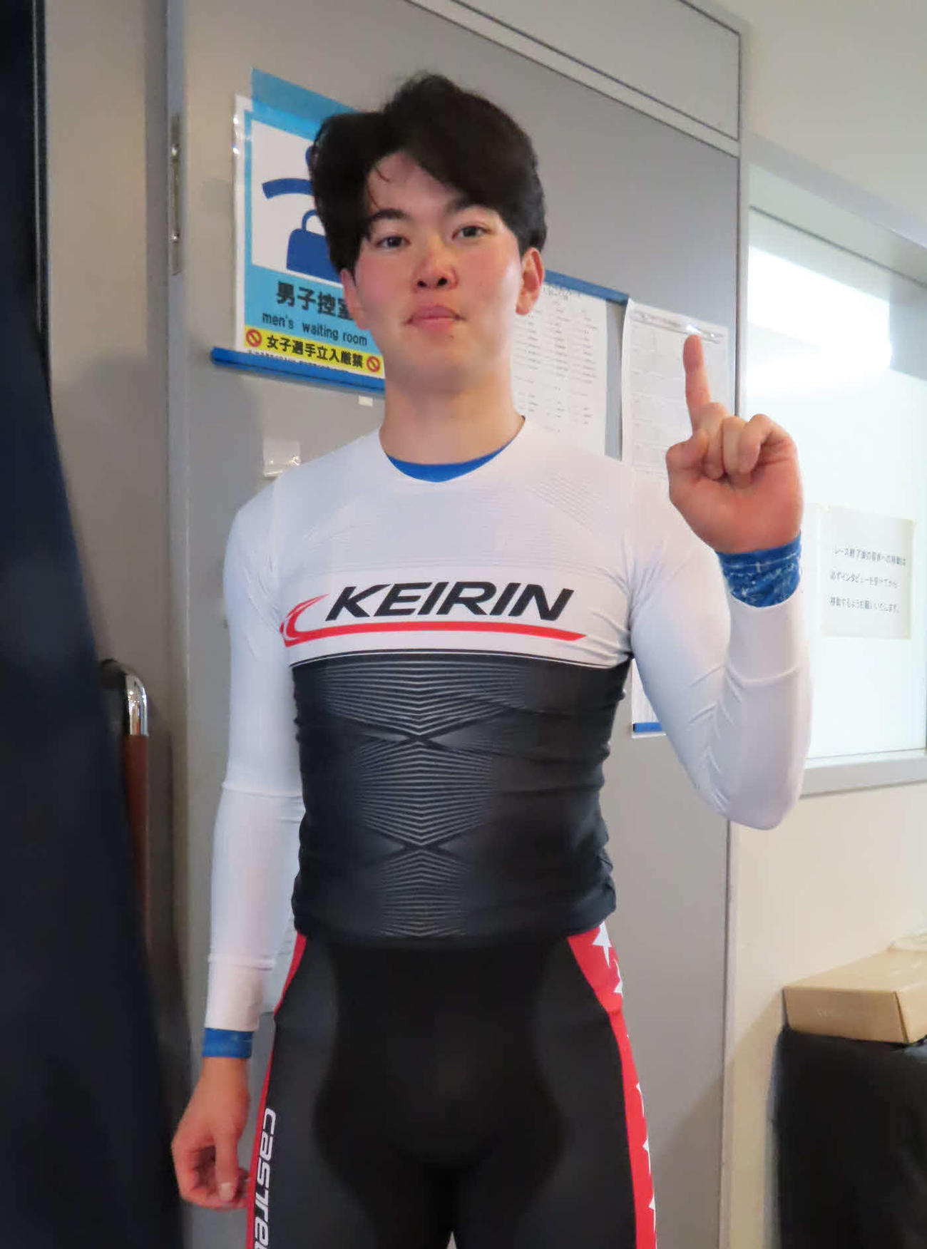 京王閣競輪　通算100勝ポーズをつくる林昌幸（撮影・野島成浩）