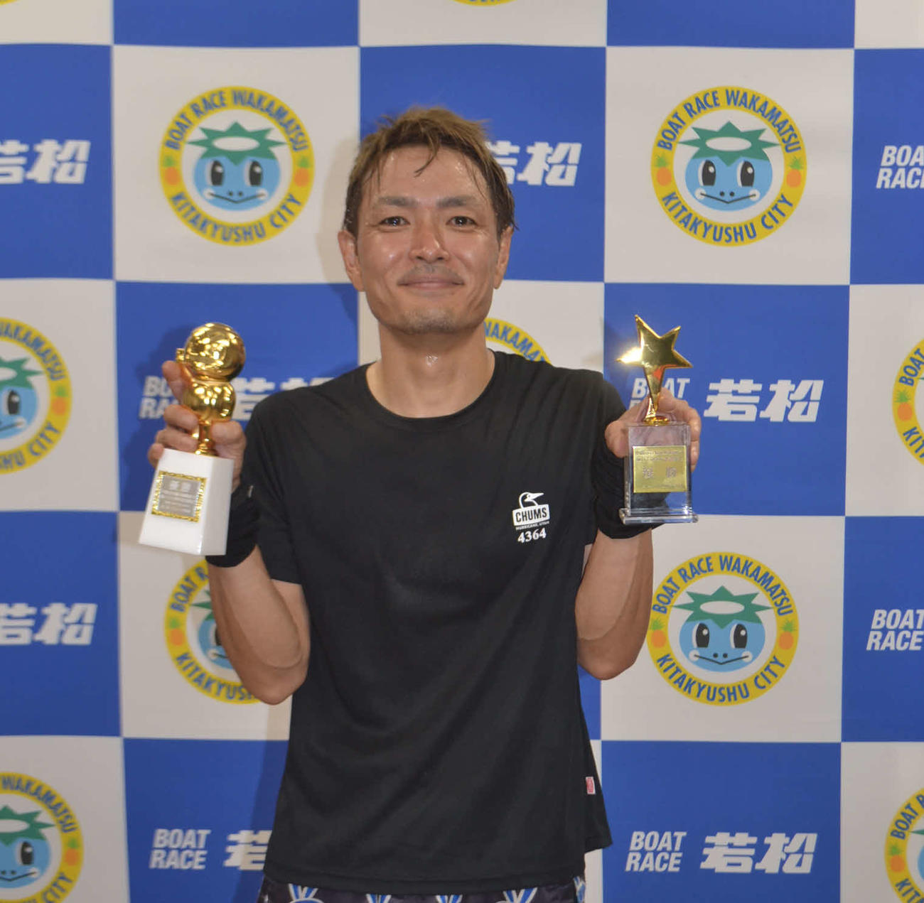 今年初優勝を決めた池永太が笑顔でトロフィーを掲げた