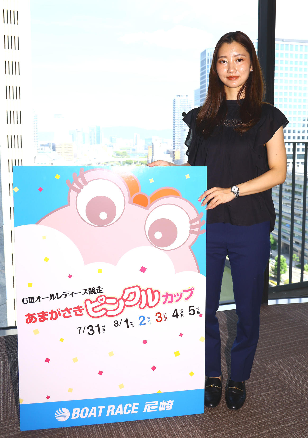 尼崎ボートG3オールレディースをPRする武井莉里佳選手