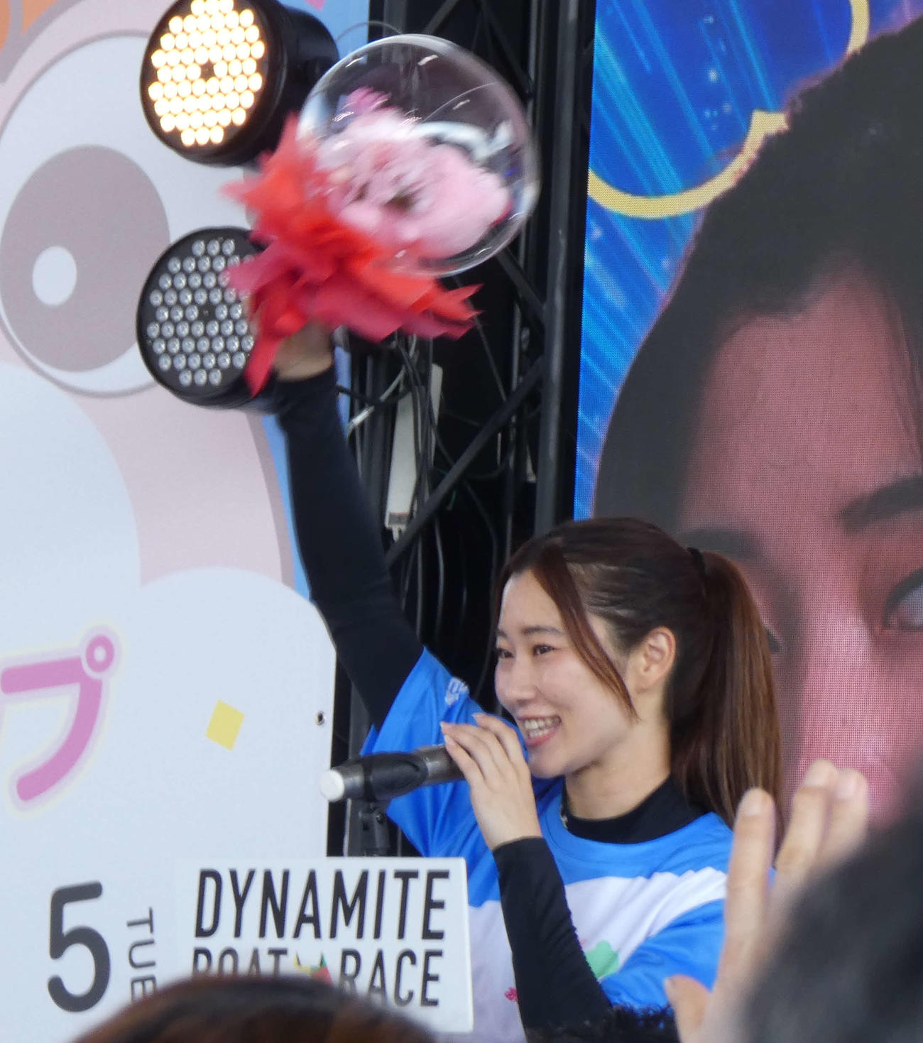 ファンサービスをする武井莉里佳（撮影・前原一樹）