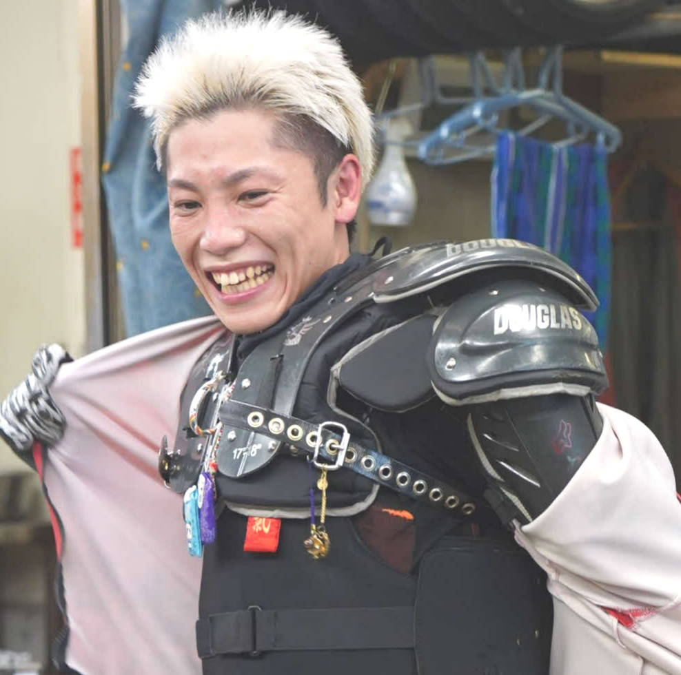 3日目8Rで4着に敗れ悔しそうに勝負服を脱ぐ佐藤大地