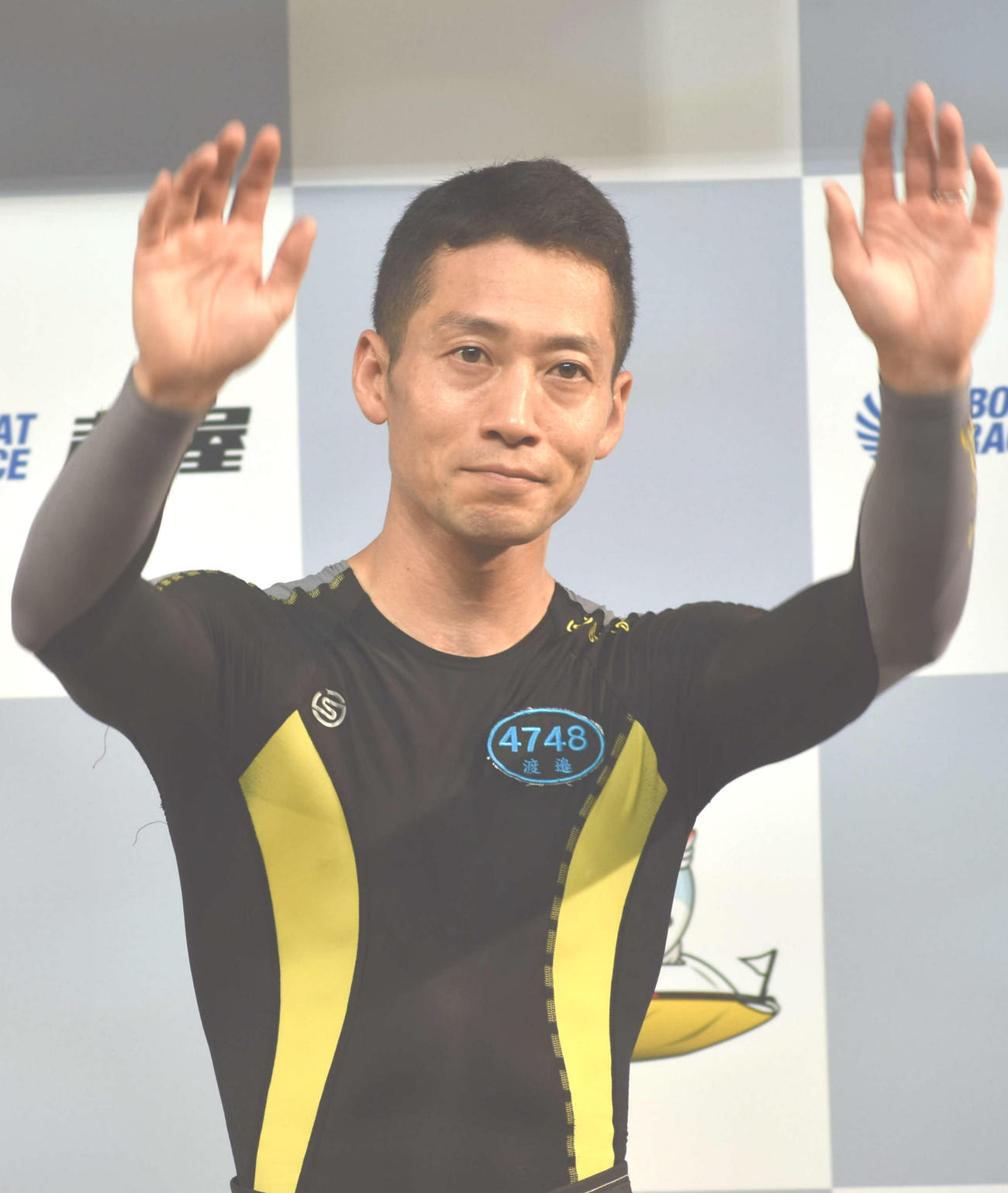 今年初優勝を飾り表彰式でファンの声援に応える渡辺雄朗