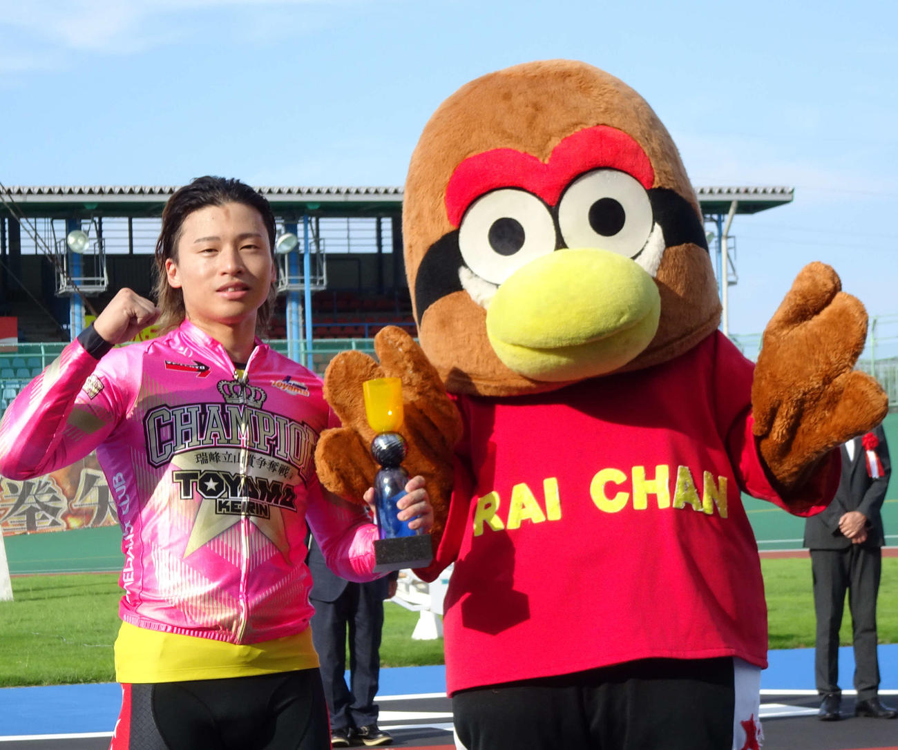 富山競輪　優勝した山口拳矢（左）が富山競輪マスコットキャラクター、ライちゃんと2ショット