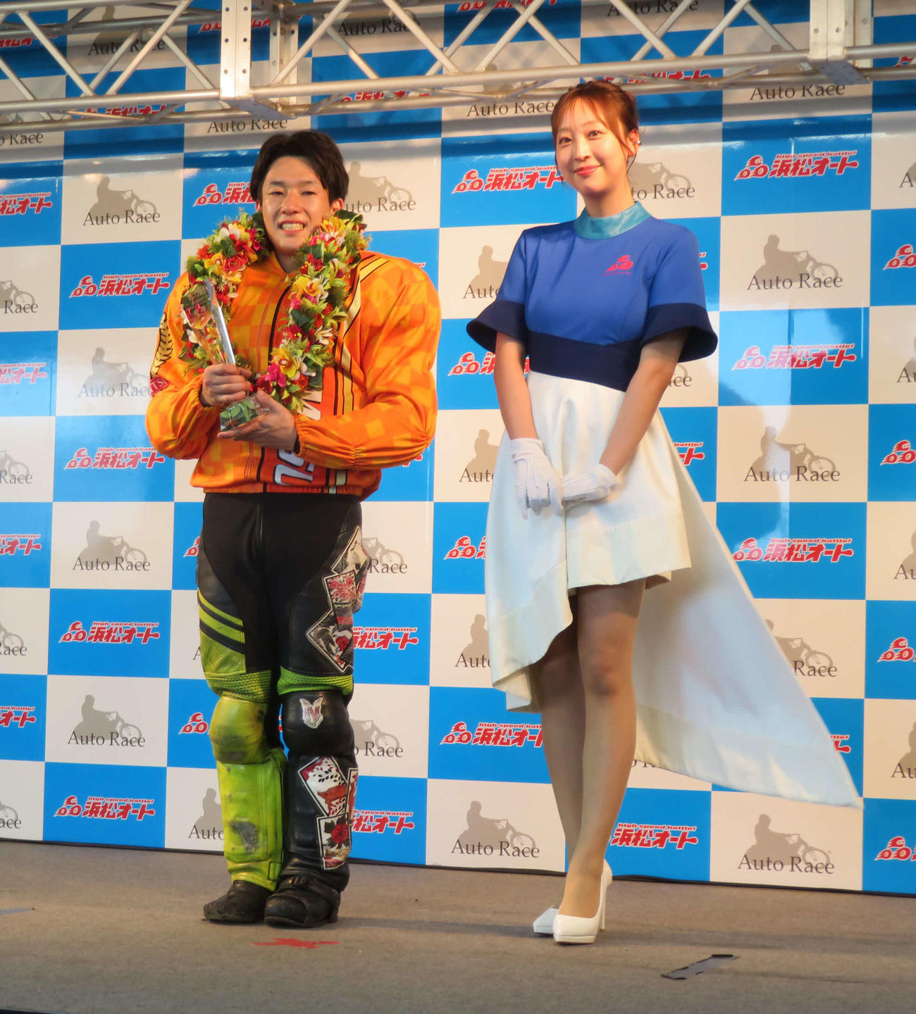 今年5度目のG2制覇を果たした黒川京介。右は9代目浜松オートレースヴィーナスのHONOKAさん（撮影・小川将司）＝2025年8月3日、場所・浜松オートレース場