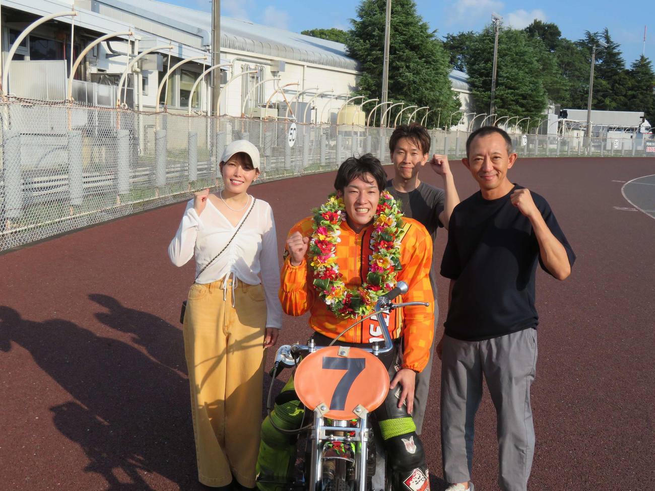 同じ整備グループの仲間と記念撮影する黒川京介。左は佐藤摩弥、右は若井友和、後方は押田幸夫（撮影・小川将司）