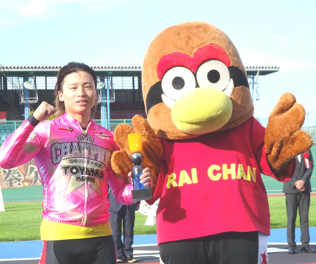 優勝した山口拳矢は富山競輪マスコットキャラクターのライちゃんとツーショット