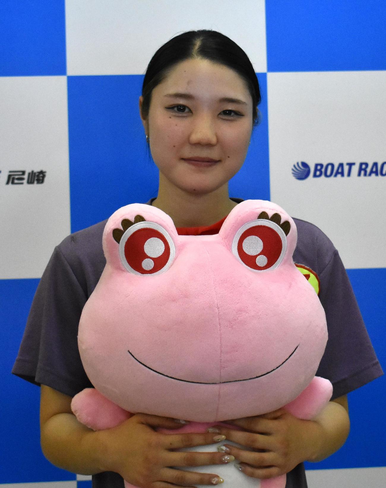 南彩寧がデビュー初勝利。セレモニーでは尼崎市よりピンクル人形が贈呈された