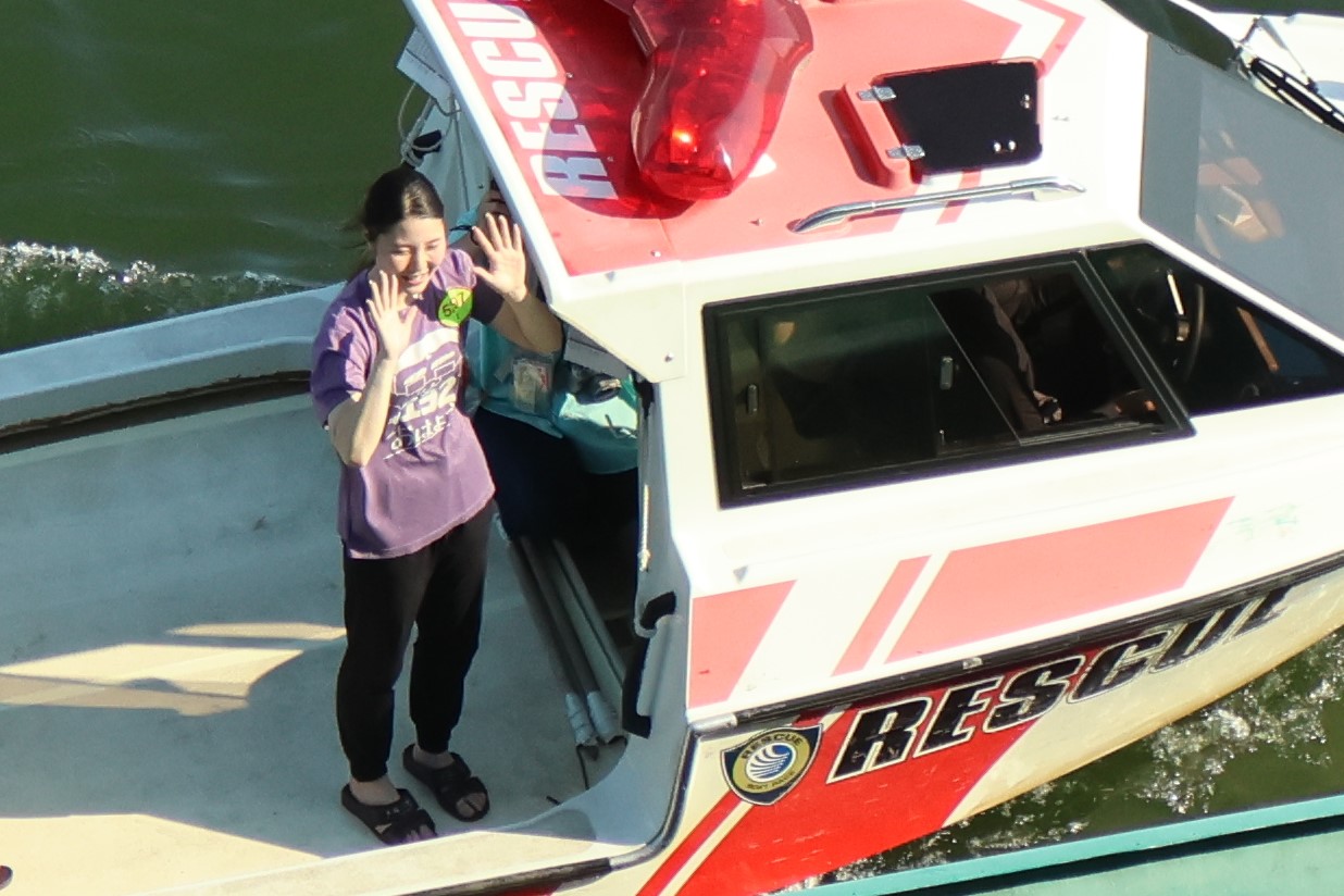 12R発売中に水神祭が行われて、ファンに手を振る南彩寧（撮影・北條直治）