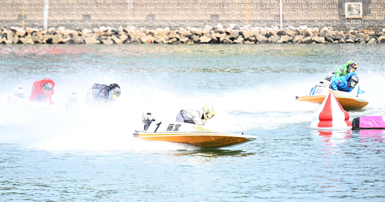 浜名湖7R 1周目2マークをトップで回る藤堂里香（撮影・和賀正仁）