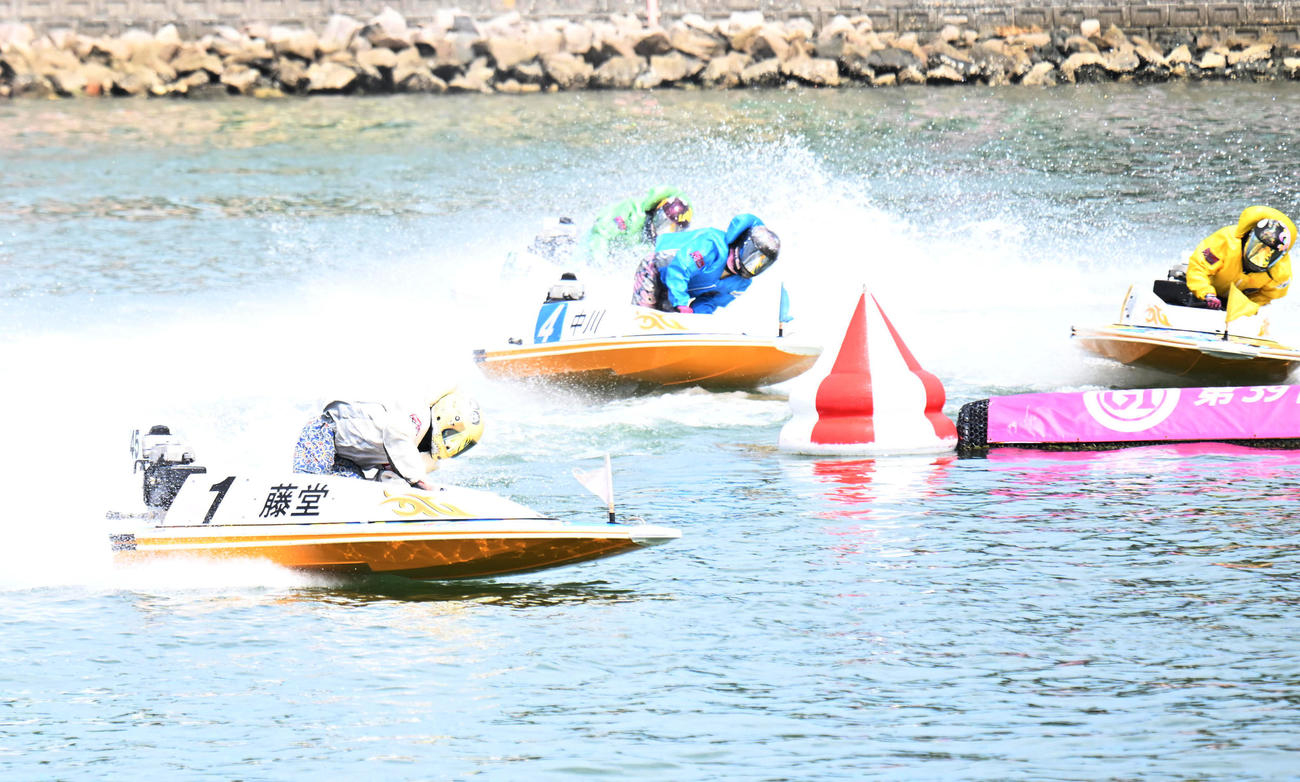 浜名湖7R 1周目2マークをトップで回る藤堂里香（撮影・和賀正仁）