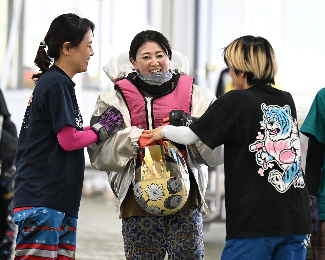 浜名湖7R　遠藤エミ（右）と香川素子（左）に祝福される藤堂里香（撮影・和賀正仁）