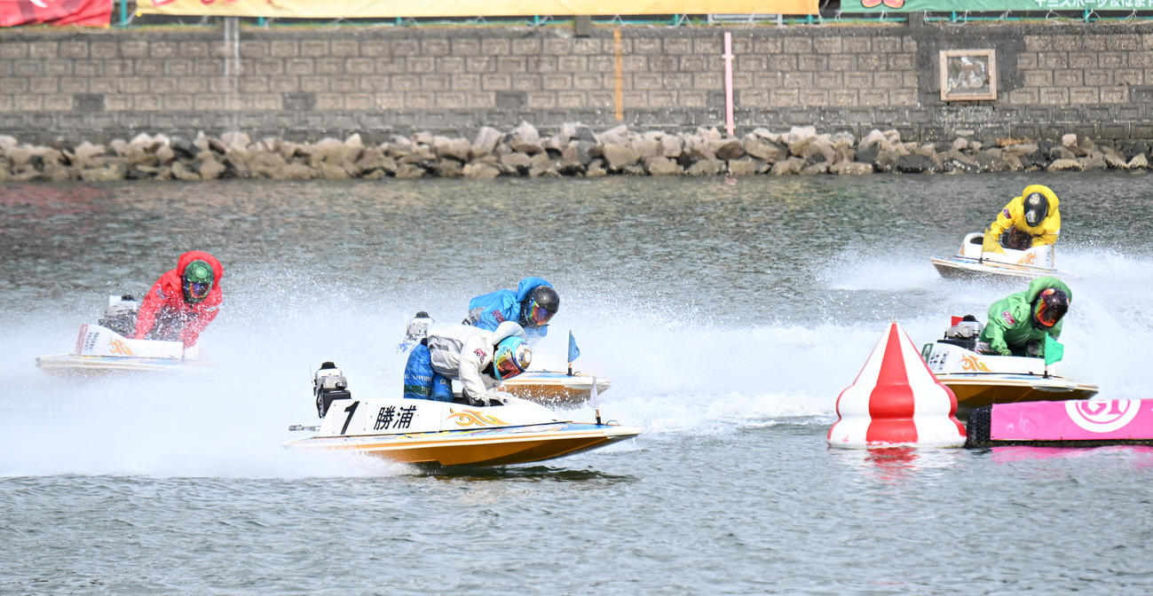 浜名湖10R 1周目2マークをトップで回る勝浦真帆（撮影・和賀正仁）