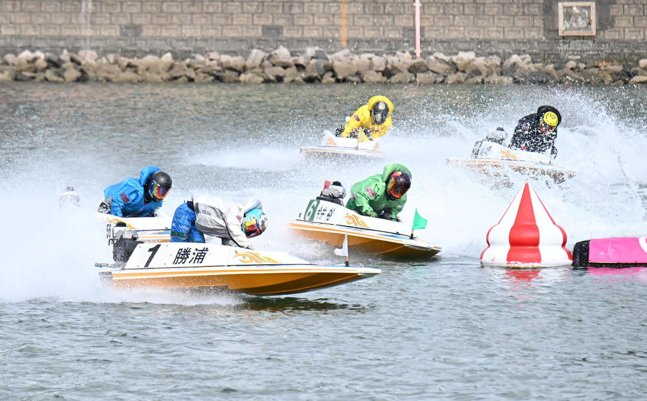 浜名湖10R 1周目2マークをトップで回る勝浦真帆（撮影・和賀正仁）