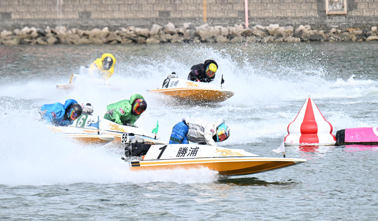 浜名湖10R 1周目2マークをトップで回る勝浦真帆（撮影・和賀正仁）
