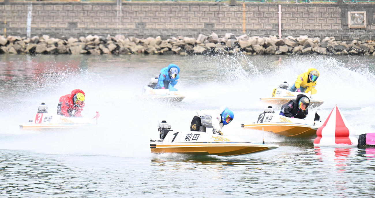 浜名湖4R 1周目2マークをトップで回る前田紗希（撮影・和賀正仁）
