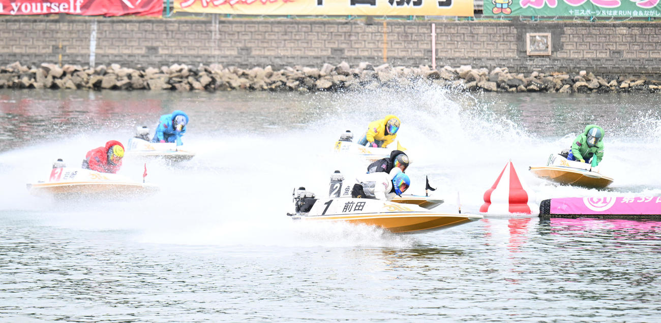 浜名湖4R 1周目2マークをトップで回る前田紗希（撮影・和賀正仁）