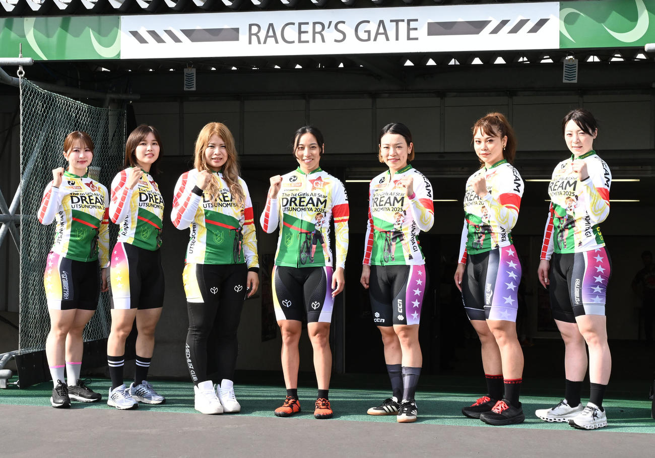 第1回女子オールスター競輪　ドリーム戦に出場する、右から児玉碧衣、太田りゆ、佐藤水菜、久米詩、石井寛子、荒川ひかり、河内桜雪（撮影・千葉一成）