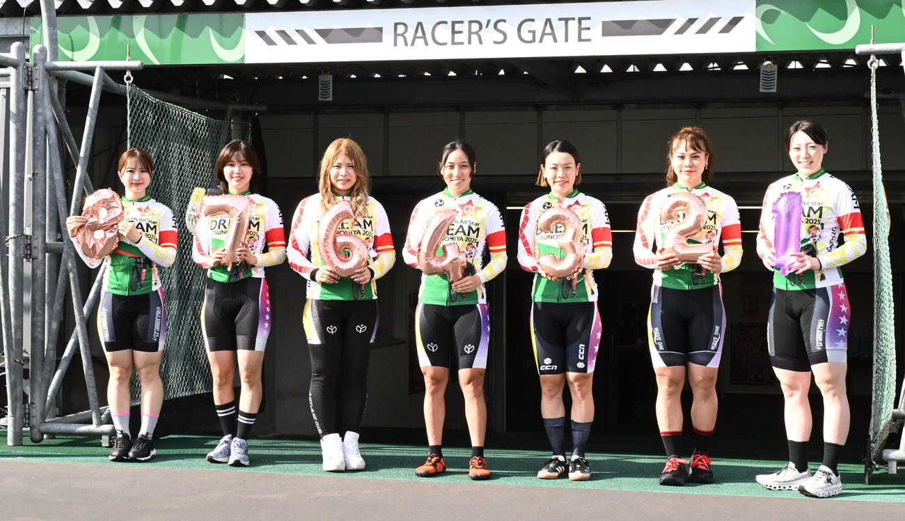 第1回女子オールスター競輪　ファン投票の上位順に並ぶ、右から児玉碧衣、太田りゆ、佐藤水菜、久米詩、石井寛子、荒川ひかり、河内桜雪（撮影・千葉一成）