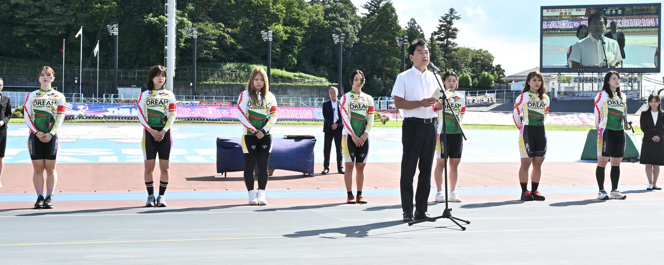 女子オールスター競輪開会式で、あいさつする宇都宮市の佐藤栄一市長（撮影・千葉一成）