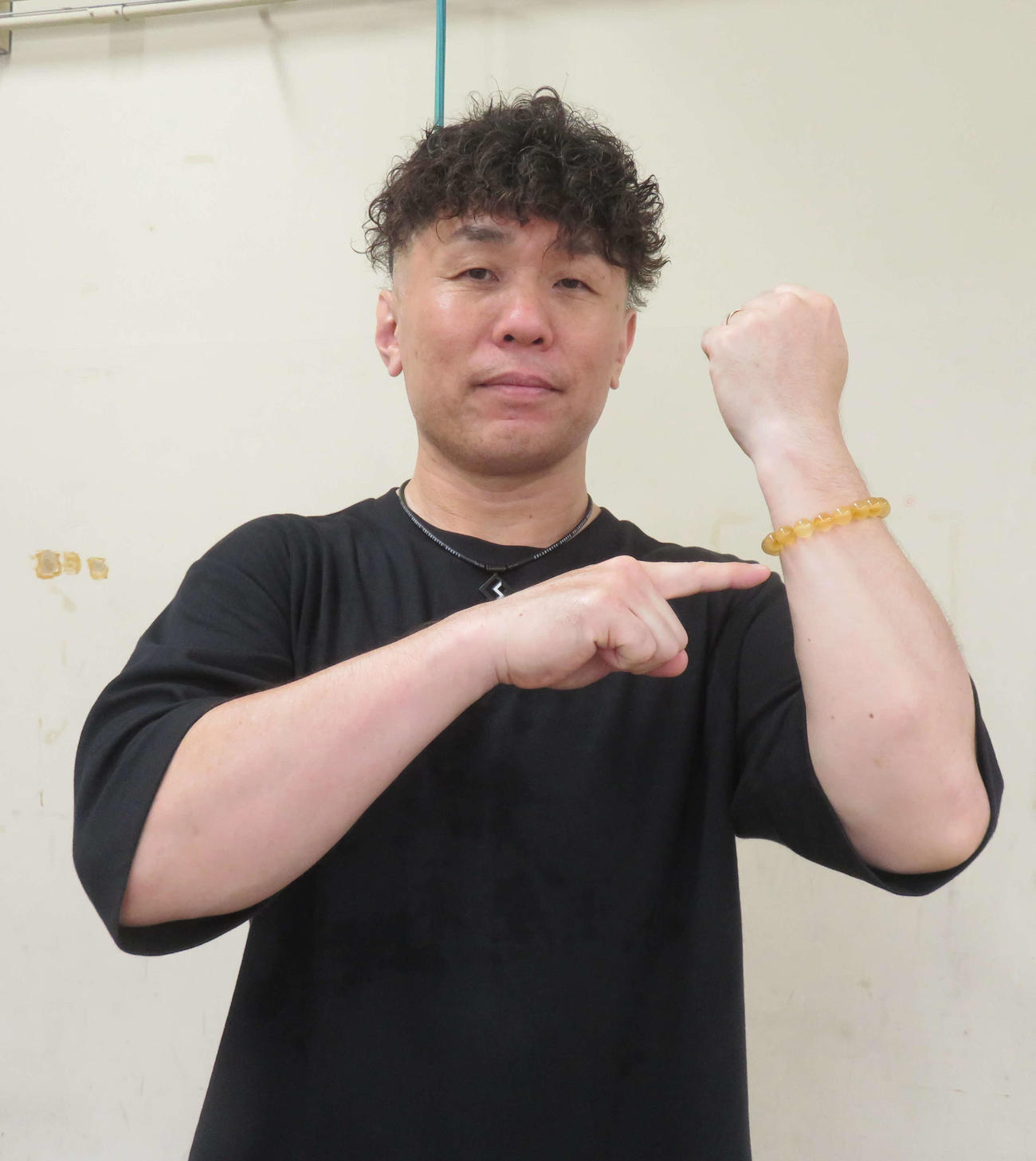 父の形見の数珠を見せる石川恭規（撮影・栗田文人）