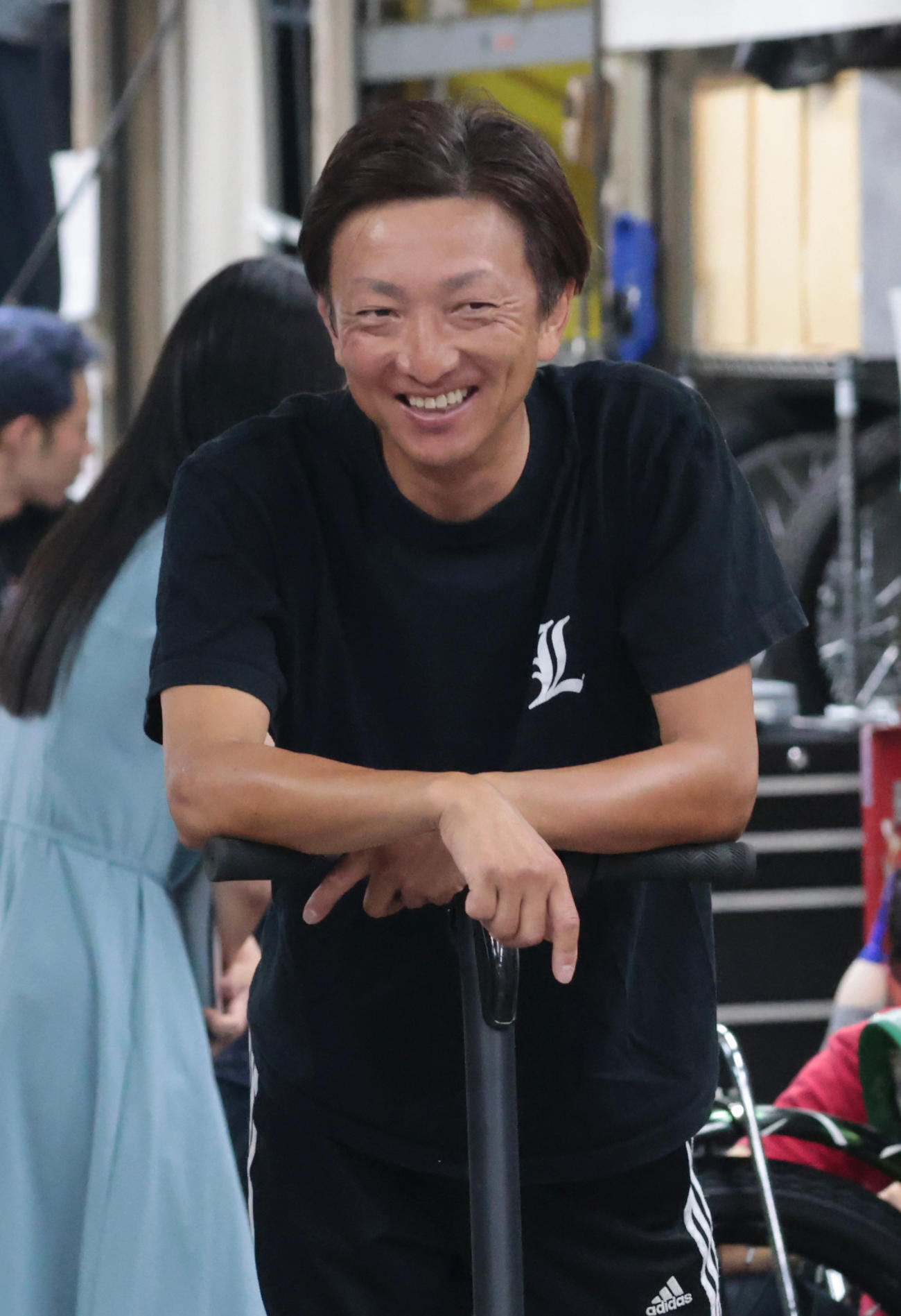 笑顔を見せる荒尾聡（撮影・柴田隆二）