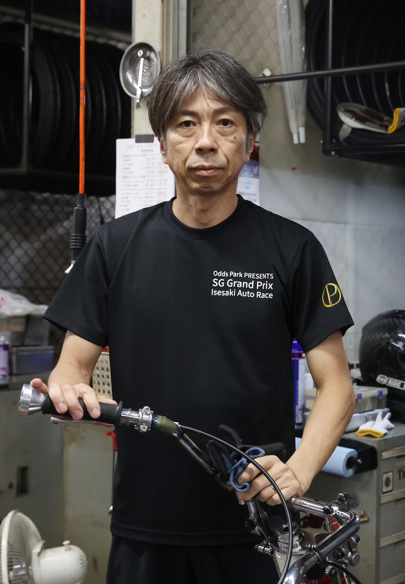 前検で撮影に応じる高橋貢（撮影・柴田隆二）