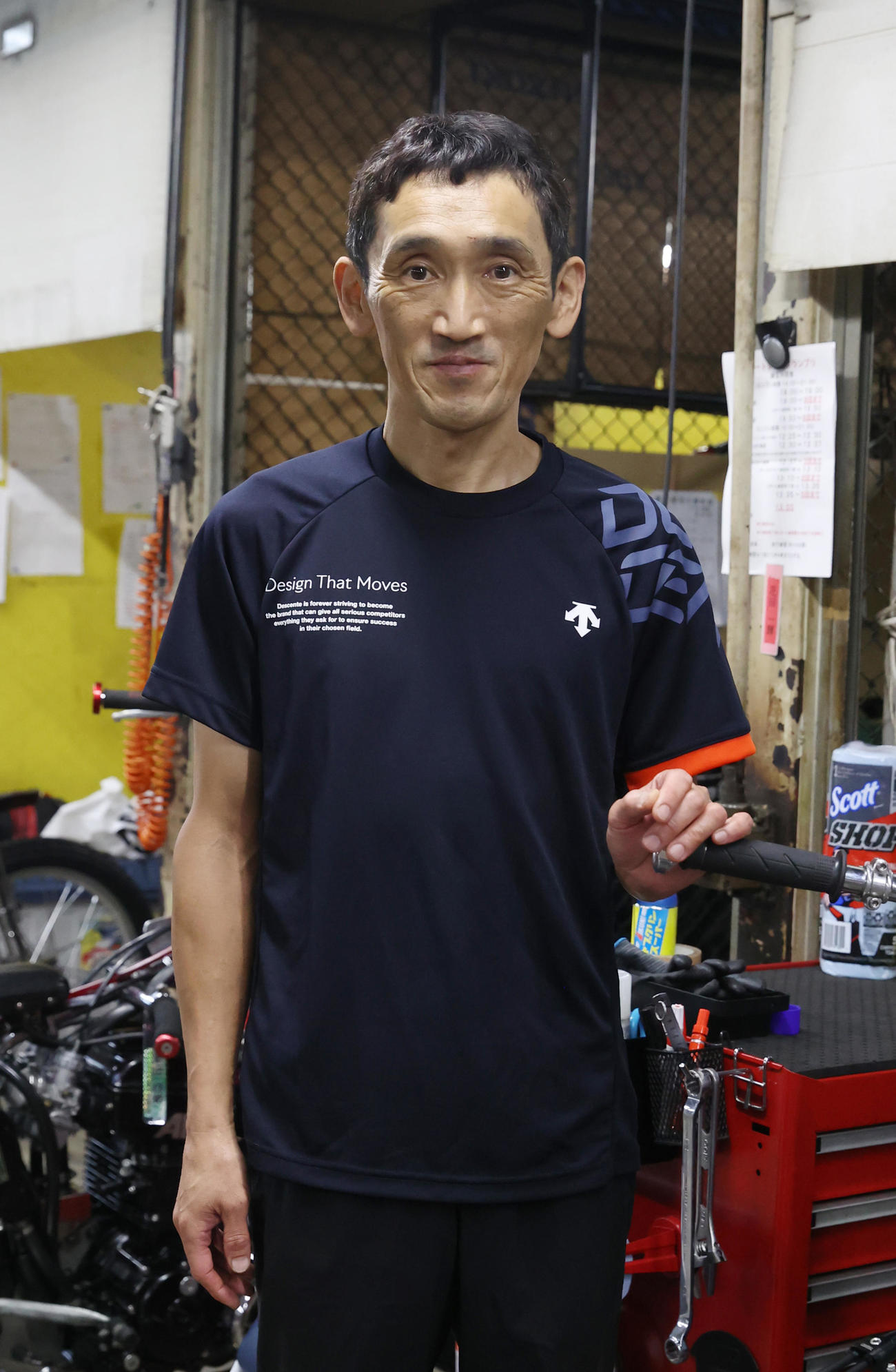 前検で撮影に応じる伊藤信夫（撮影・柴田隆二）
