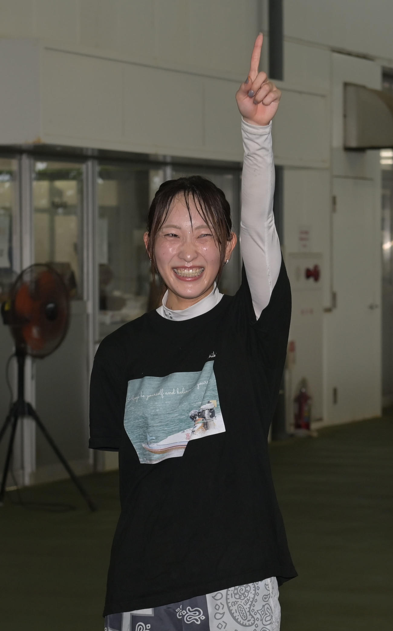 浜名湖3R G1初勝利を飾りポーズを取る高憧四季（撮影・和賀正仁）