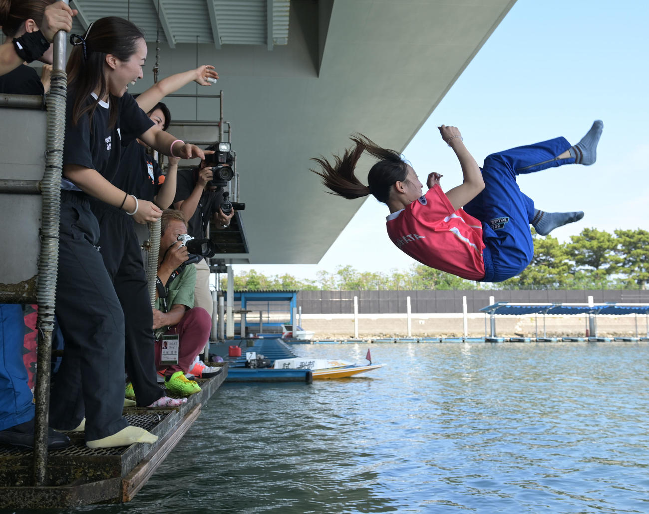 浜名湖3RでG1初勝利を飾り、水神祭を受ける高憧四季（撮影・和賀正仁）