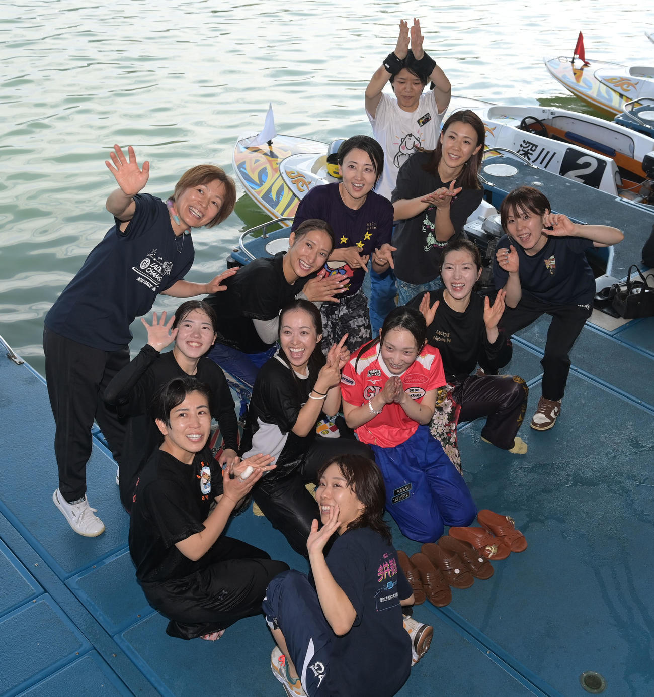 浜名湖3RでG1初勝利を飾り、仲間から祝福される高憧四季（撮影・和賀正仁）