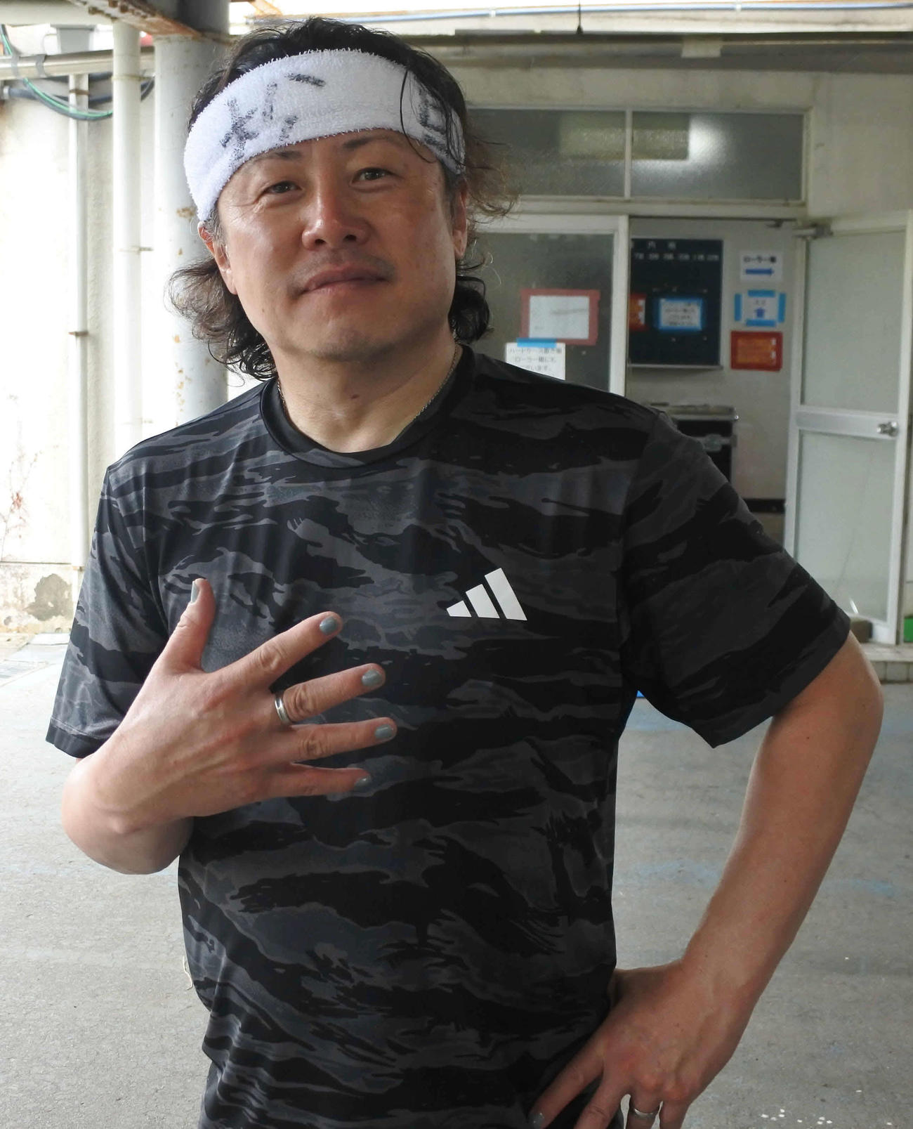 グレーのネイルの上田学は繊細な番手さばきを見せる