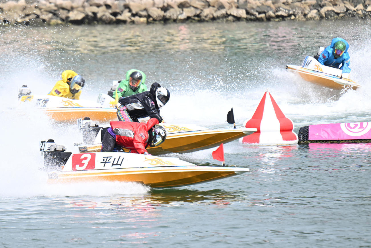 レディースチャンピオンシップ　浜名湖8R 1周目2マークをトップで回る平山智加（撮影・和賀正仁）