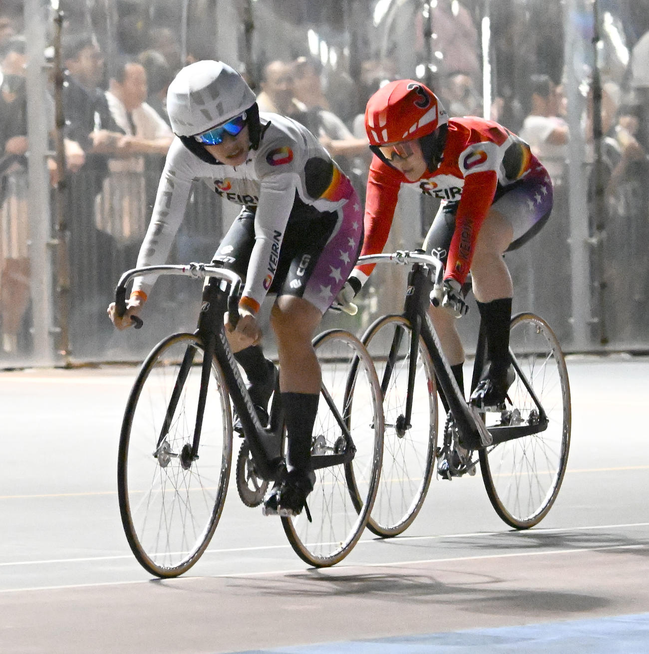 宇都宮競輪11R、女子オールスター準決勝を制した佐藤水菜。右は2着の仲沢春香（撮影・千葉一成）