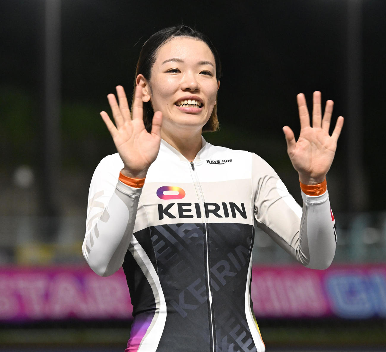 宇都宮競輪11R、女子オールスター準決勝を制し、スタンドの歓声に応える佐藤水菜（撮影・千葉一成）