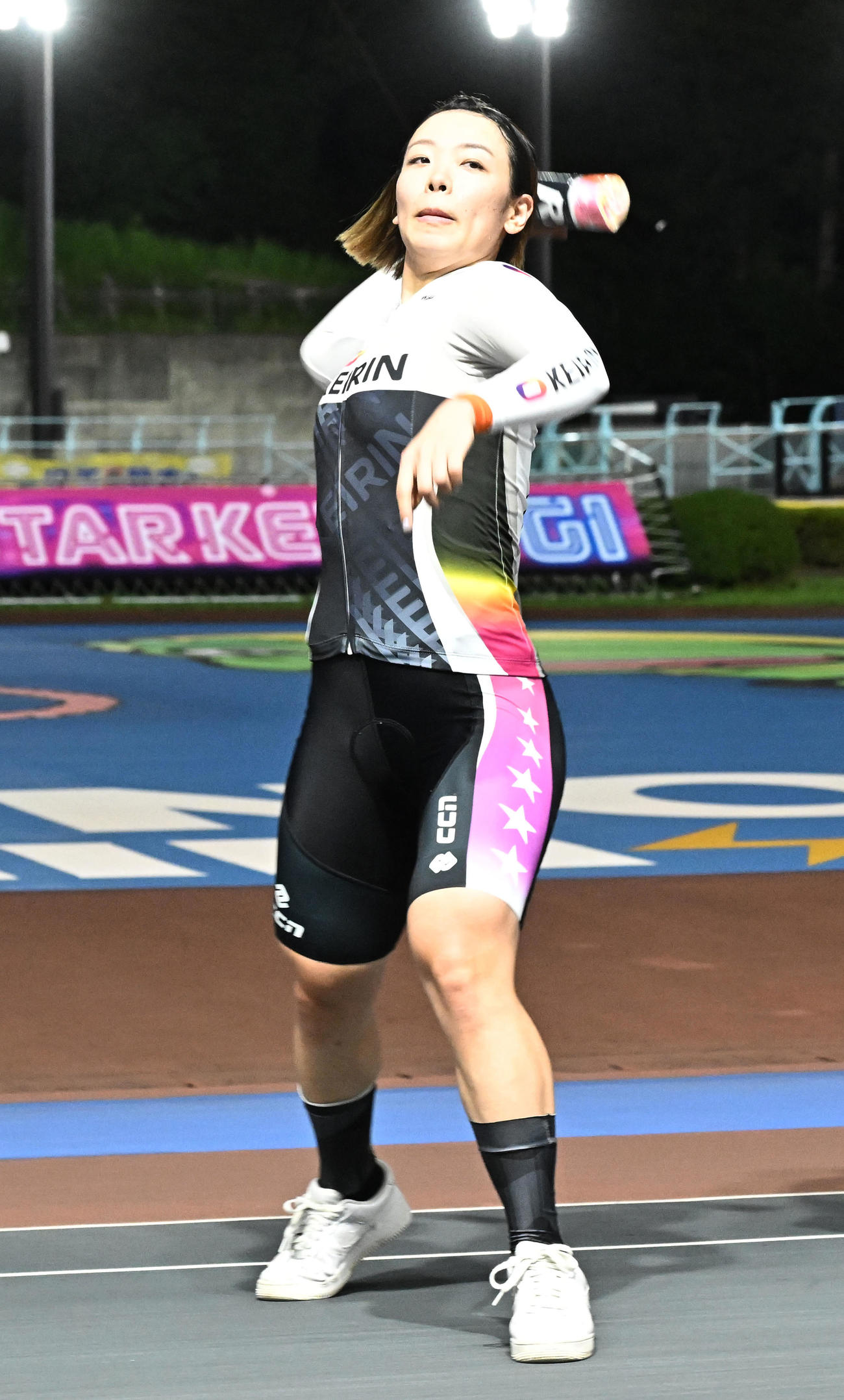 宇都宮競輪11R、女子オールスター準決勝を制し、スタンドのファンにタオルを投げ入れる佐藤水菜（撮影・千葉一成）